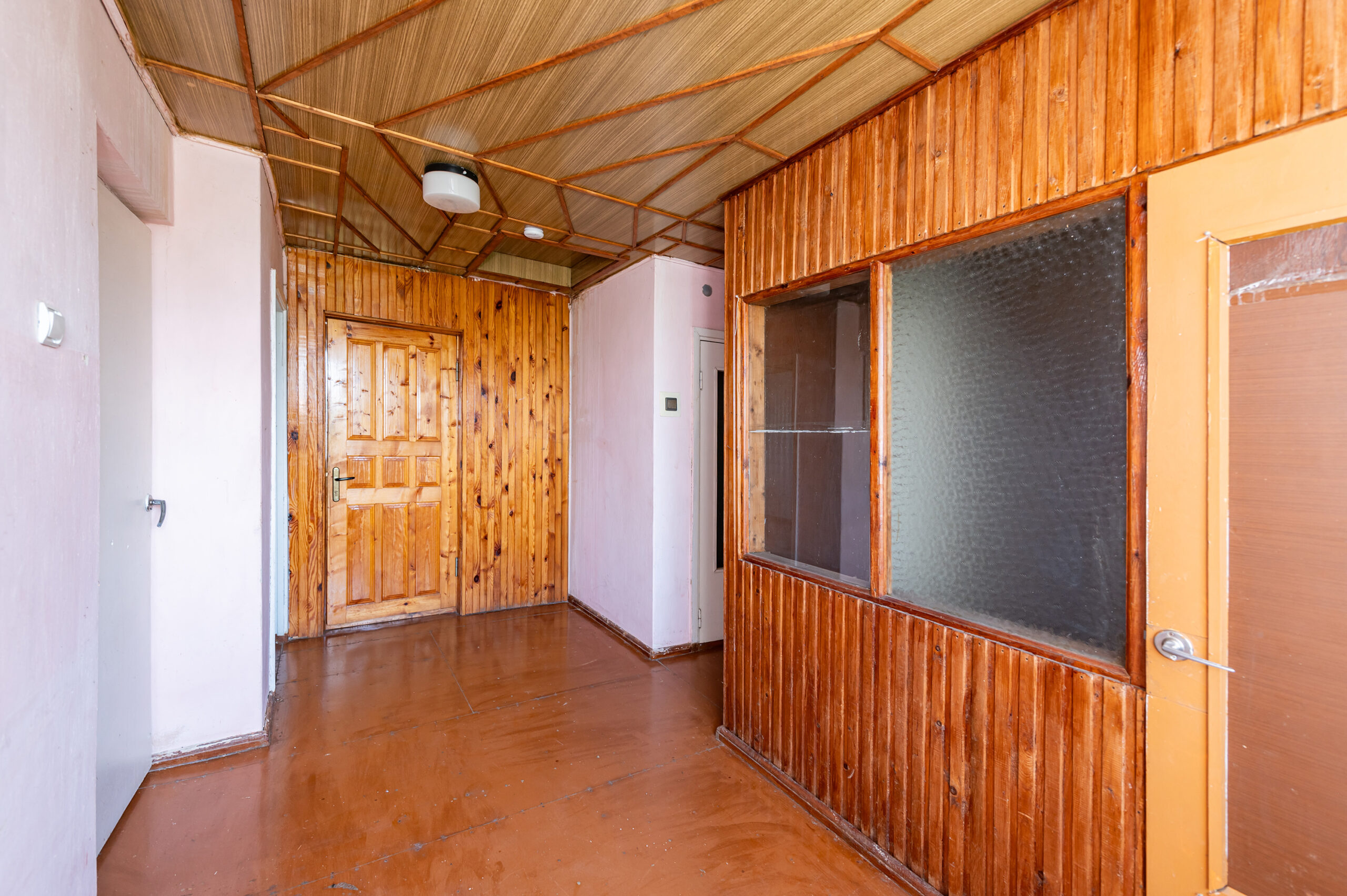 Erdvus mūrinis namas ramioje vietoje