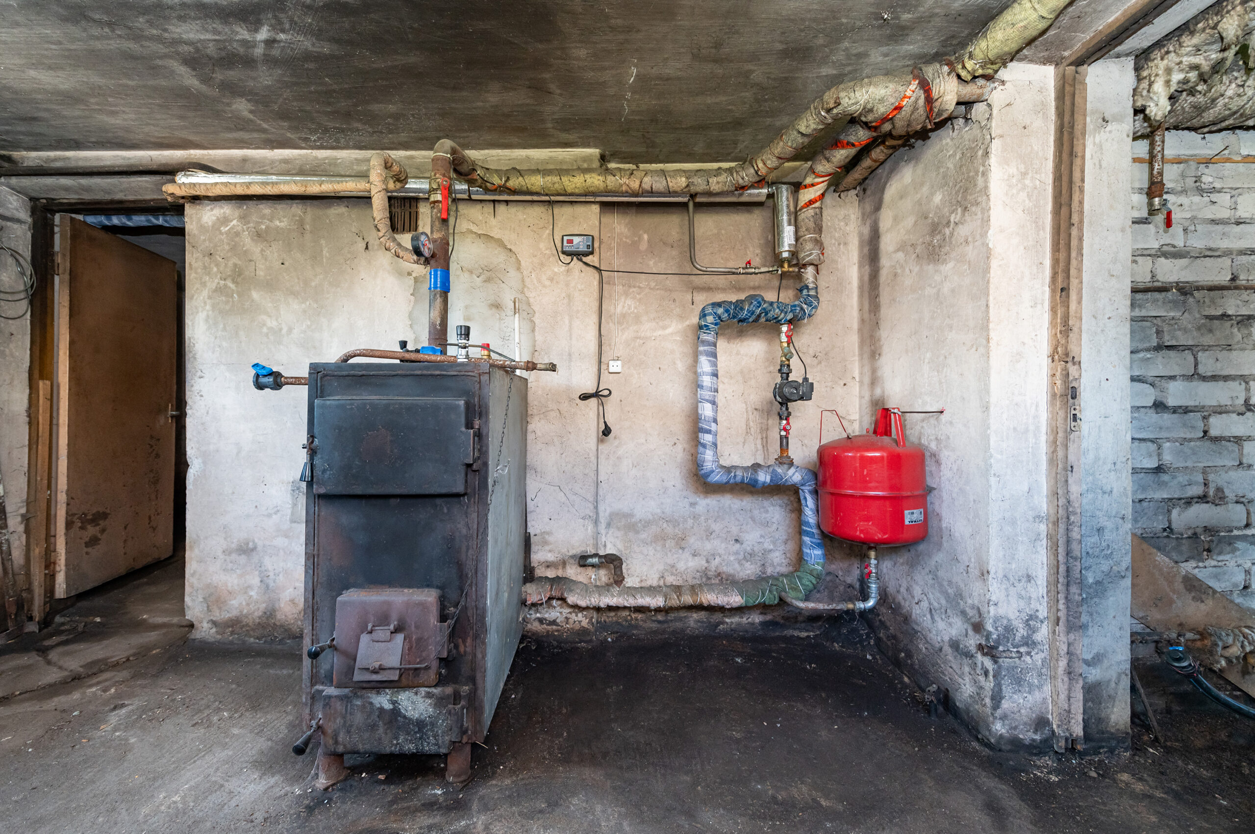 Erdvus mūrinis namas ramioje vietoje