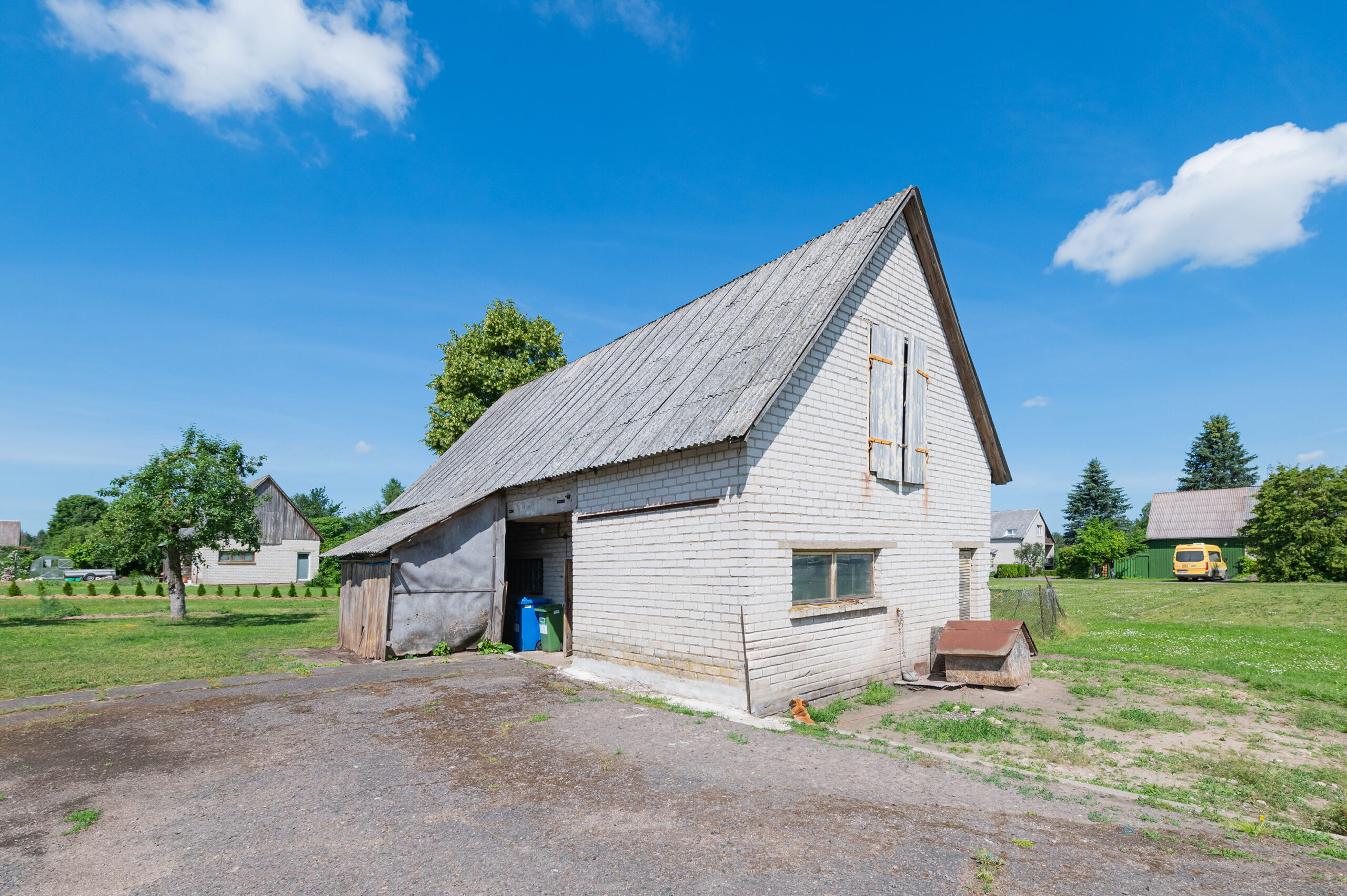 Erdvus mūrinis namas ramioje vietoje