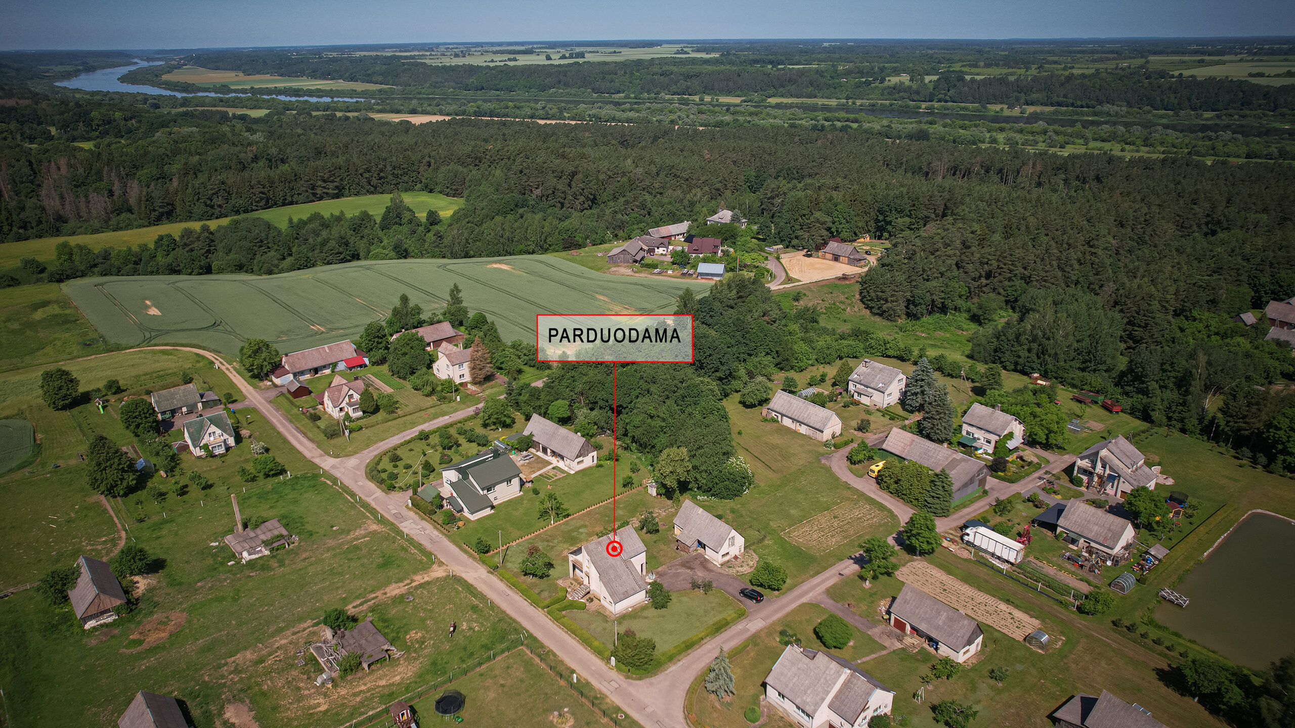 Erdvus mūrinis namas ramioje vietoje