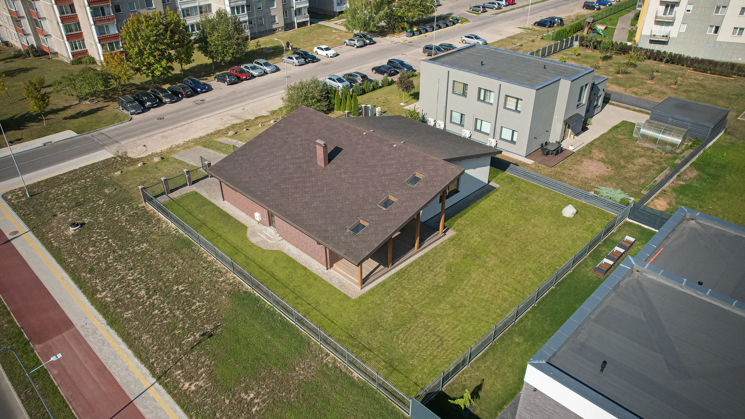 Parduodamas ilgaamžės architektūros namas su garažu Marijampolės mieste