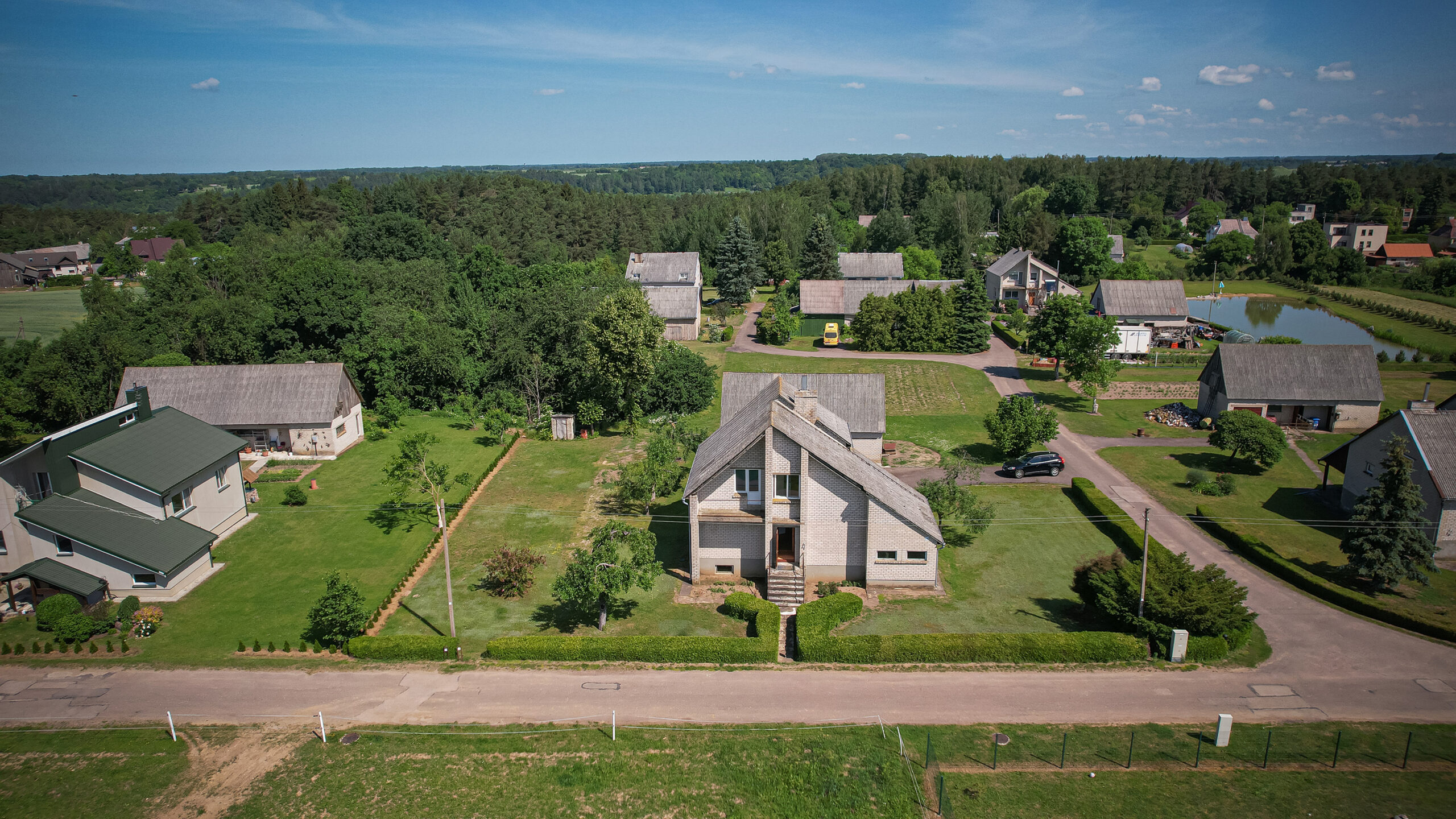 Erdvus mūrinis namas ramioje vietoje