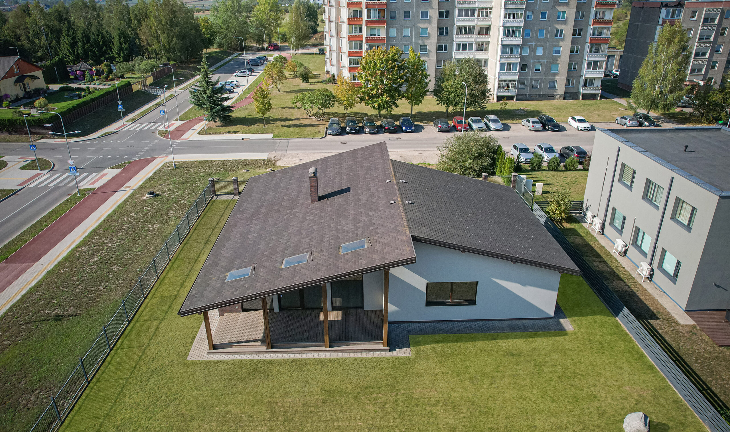 Parduodamas ilgaamžės architektūros namas su garažu Marijampolės mieste