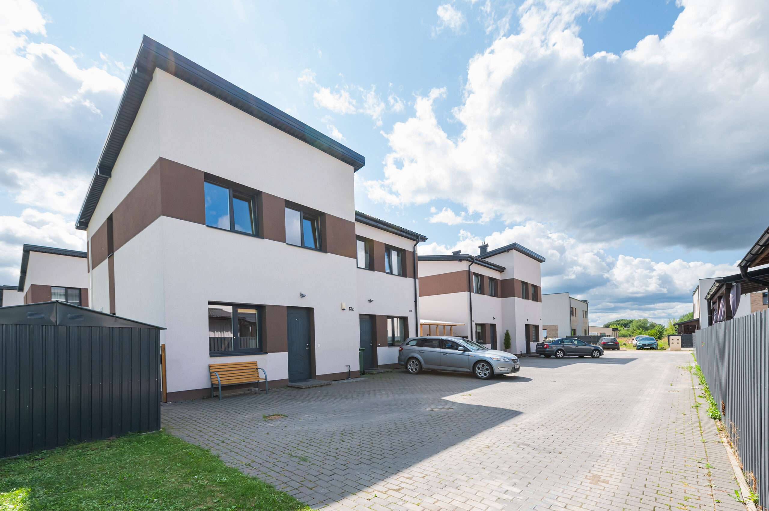 Kampinis kotedžas Užliedžiuose su erdviu kiemeliu