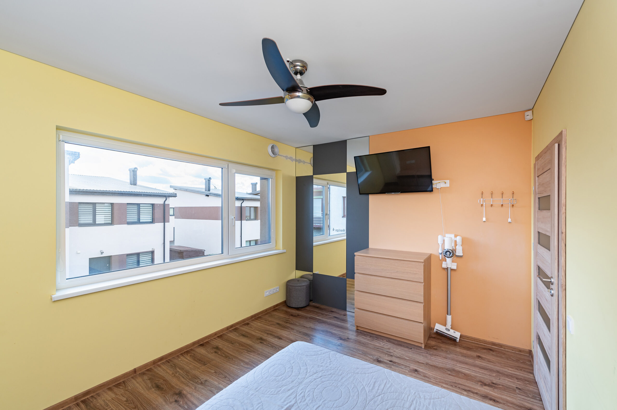 Kampinis kotedžas Užliedžiuose su erdviu kiemeliu