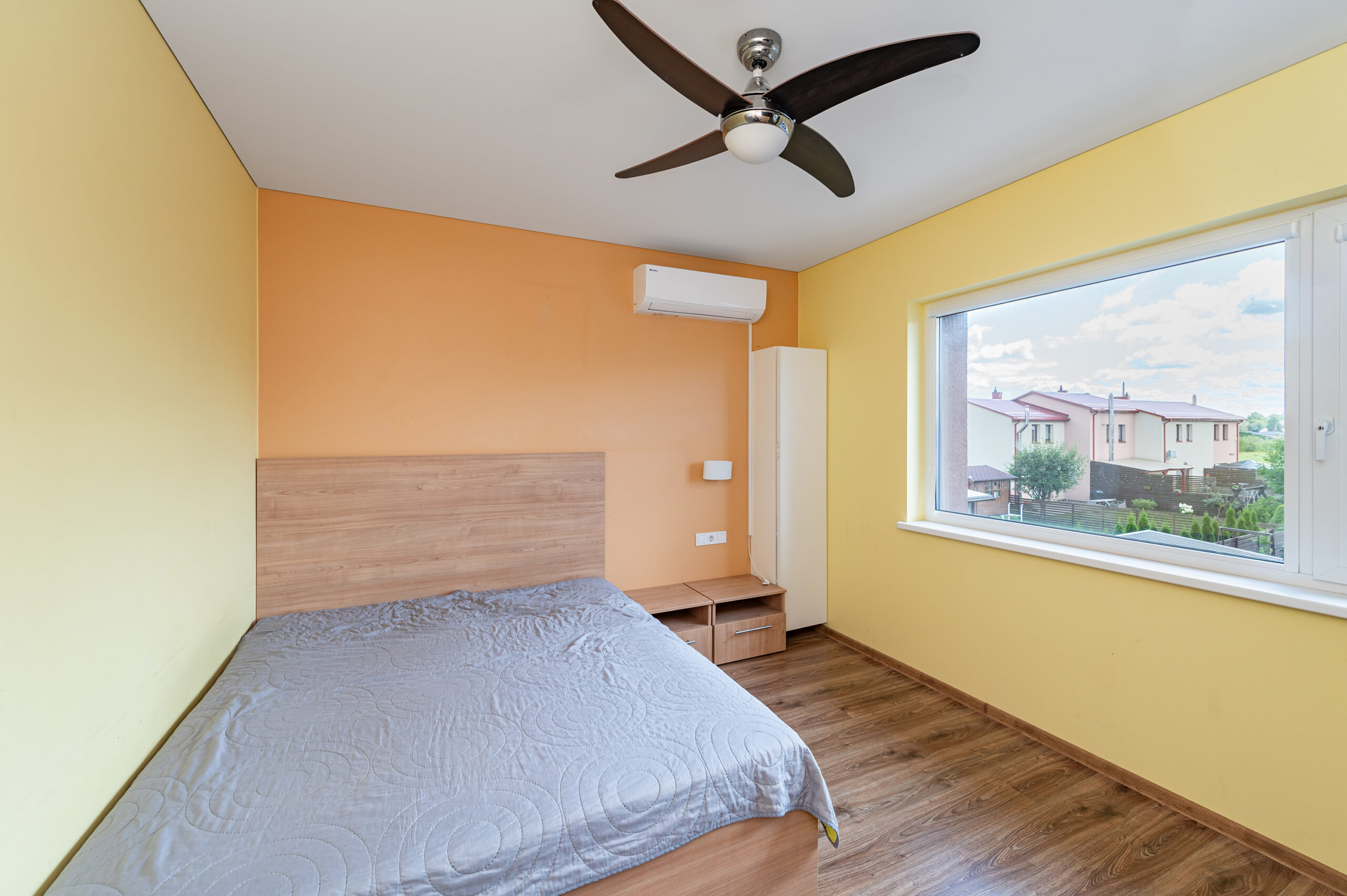 Kampinis kotedžas Užliedžiuose su erdviu kiemeliu