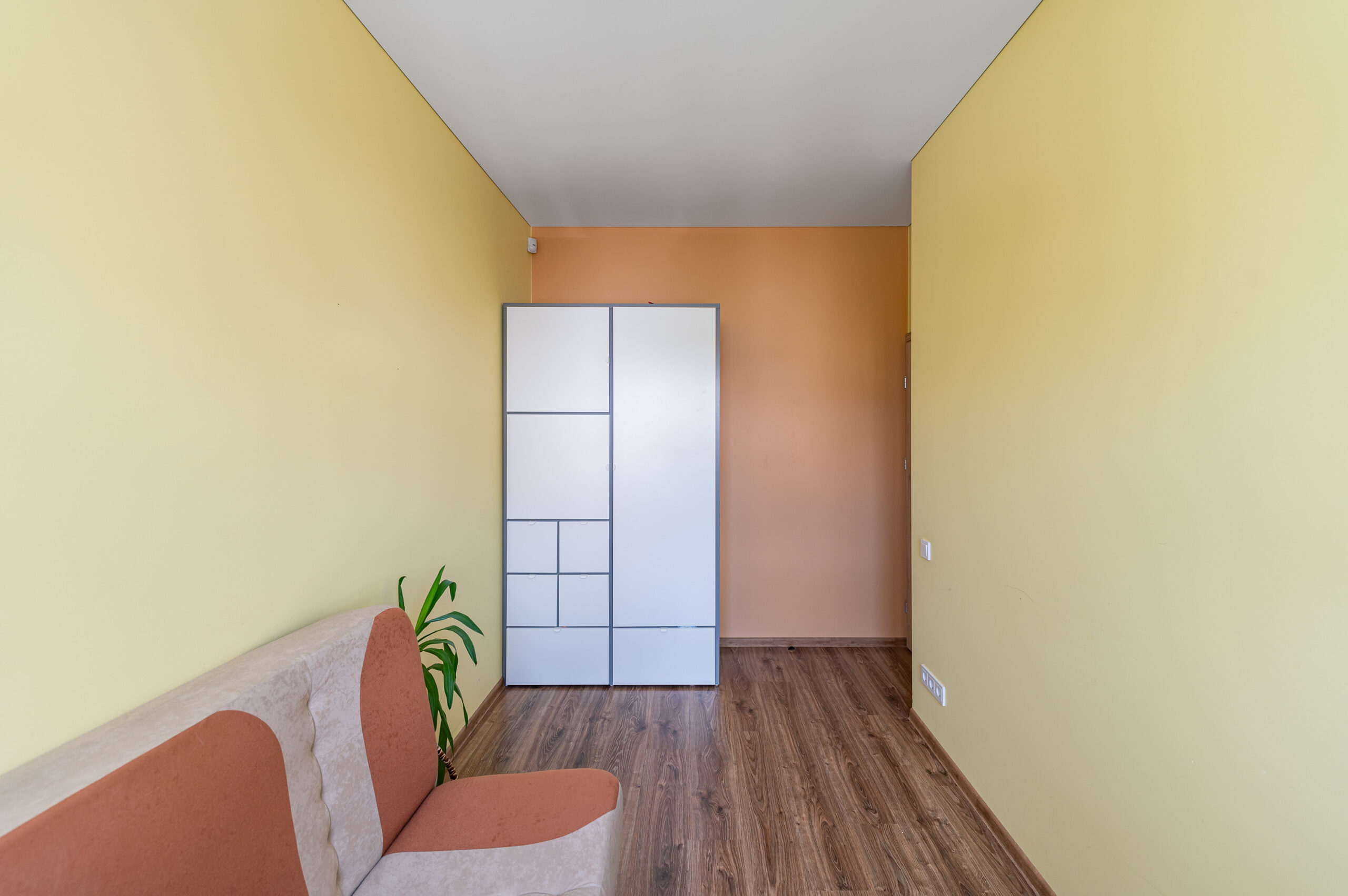 Kampinis kotedžas Užliedžiuose su erdviu kiemeliu