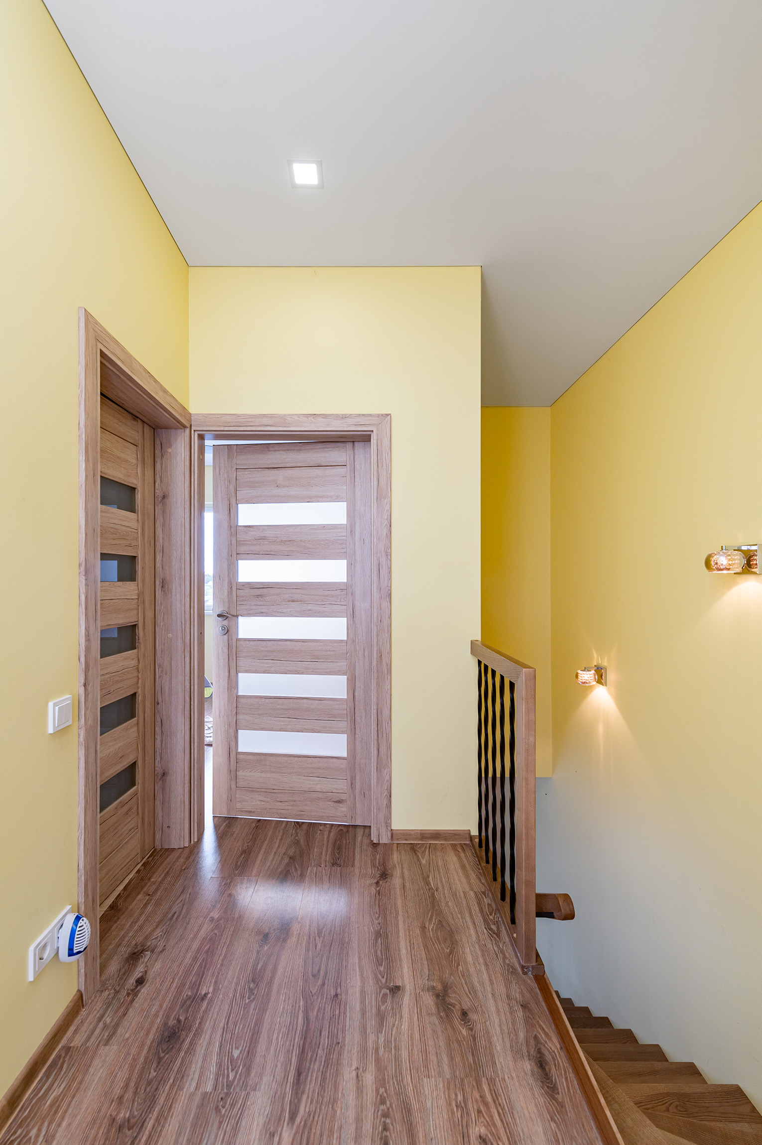 Kampinis kotedžas Užliedžiuose su erdviu kiemeliu