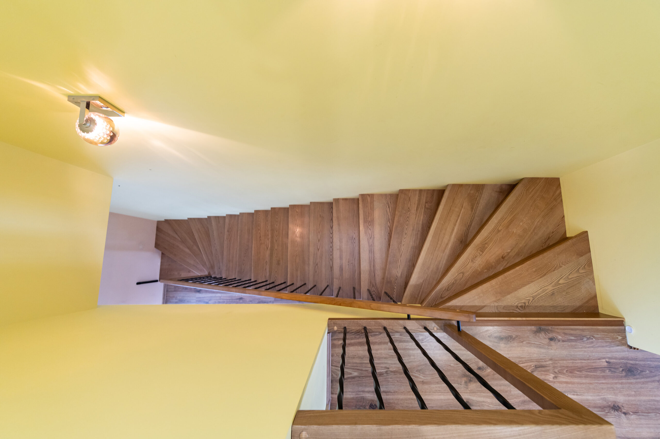 Kampinis kotedžas Užliedžiuose su erdviu kiemeliu