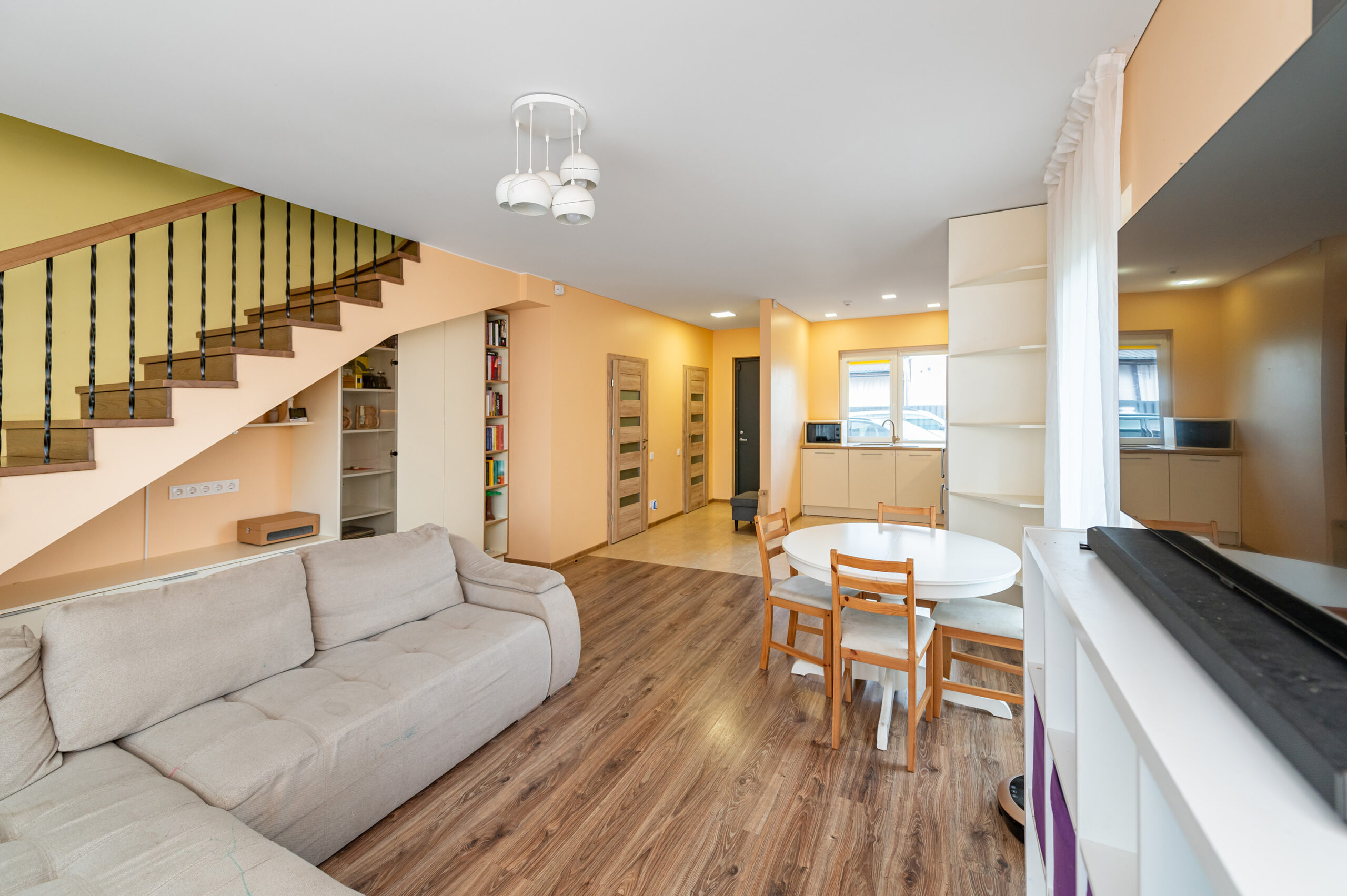 Kampinis kotedžas Užliedžiuose su erdviu kiemeliu