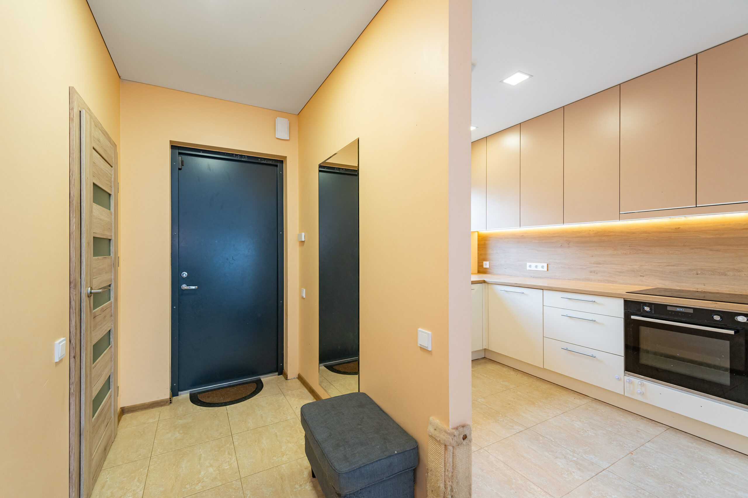 Kampinis kotedžas Užliedžiuose su erdviu kiemeliu