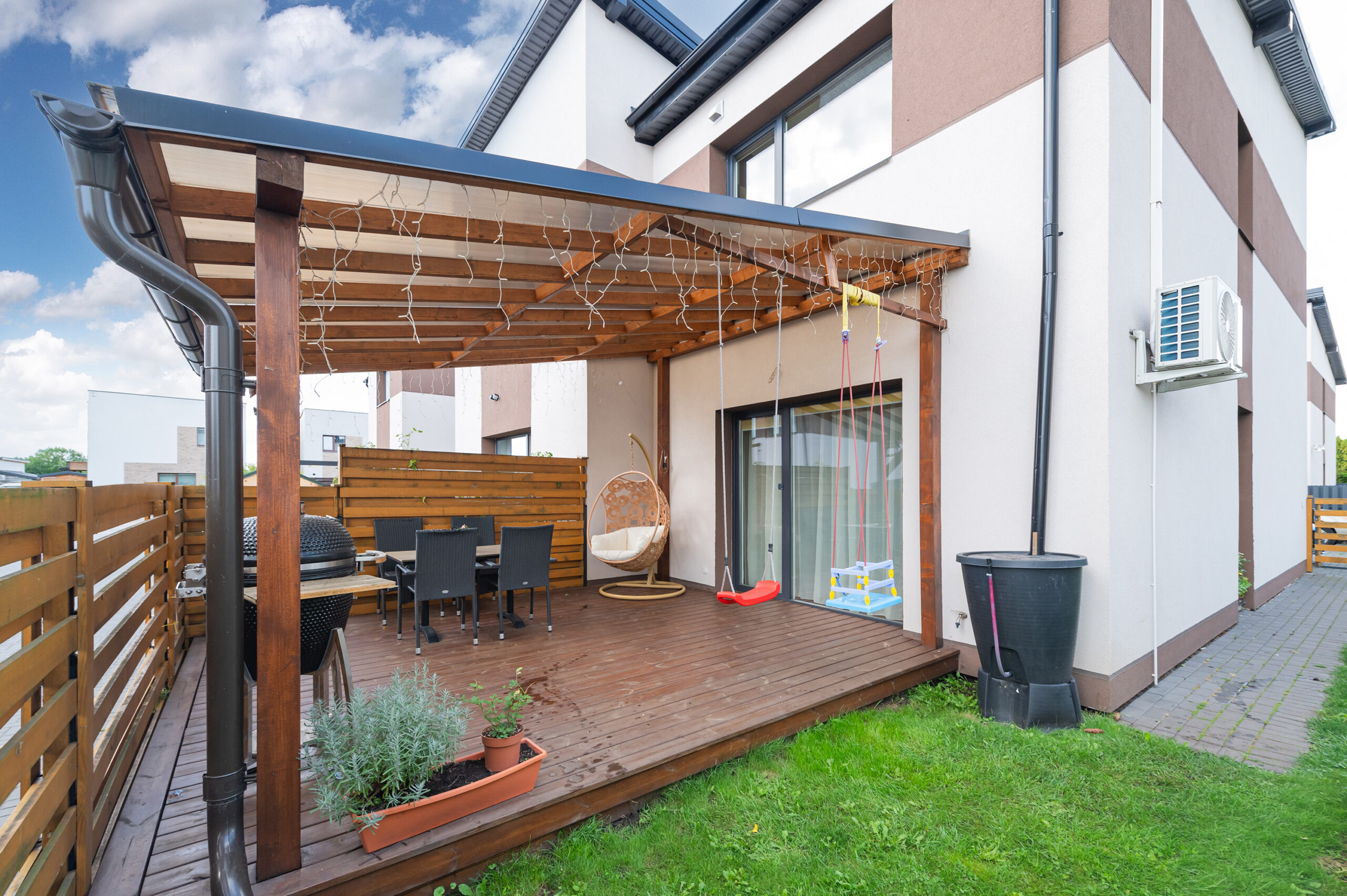 Kampinis kotedžas Užliedžiuose su erdviu kiemeliu