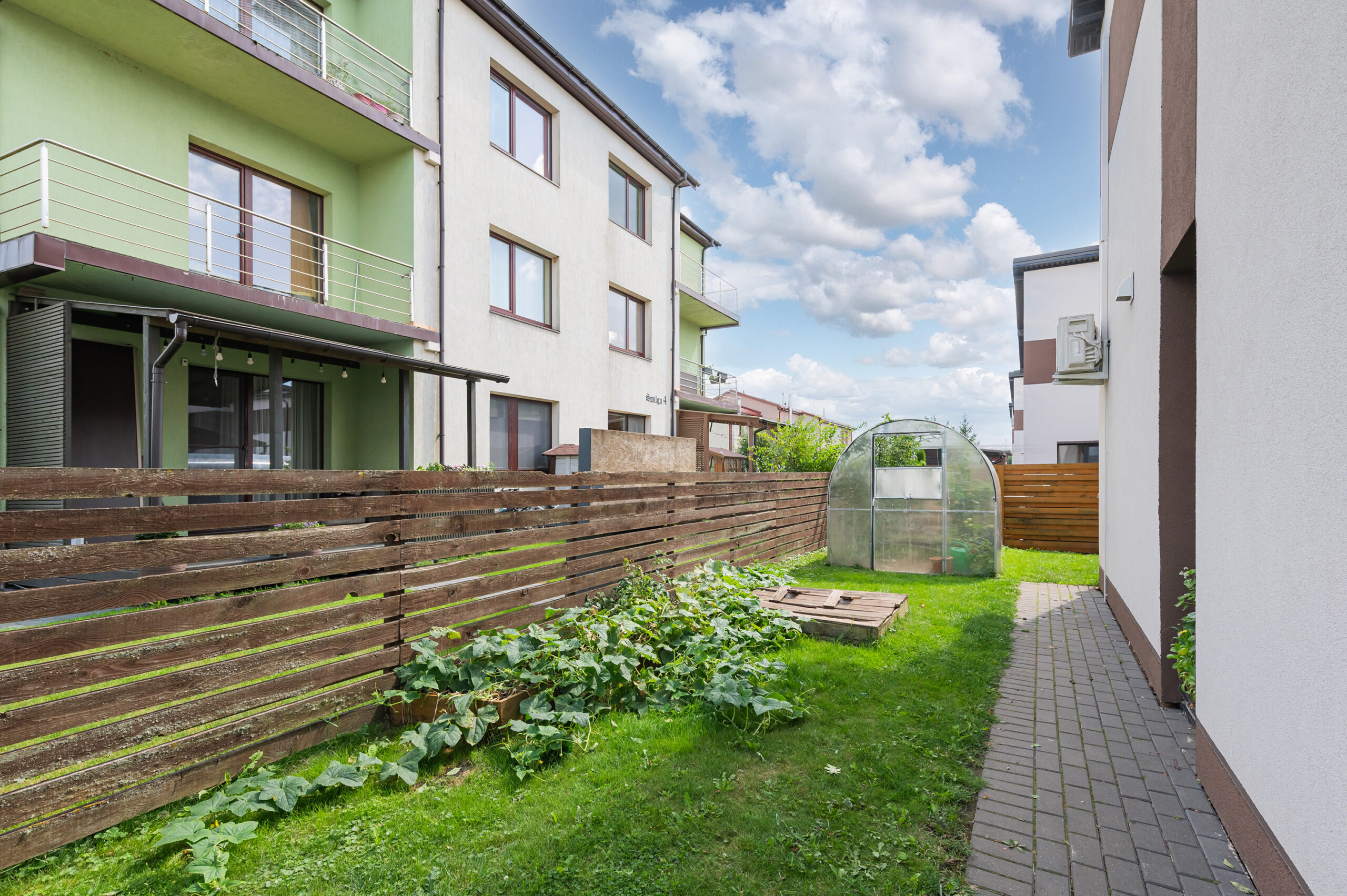 Kampinis kotedžas Užliedžiuose su erdviu kiemeliu