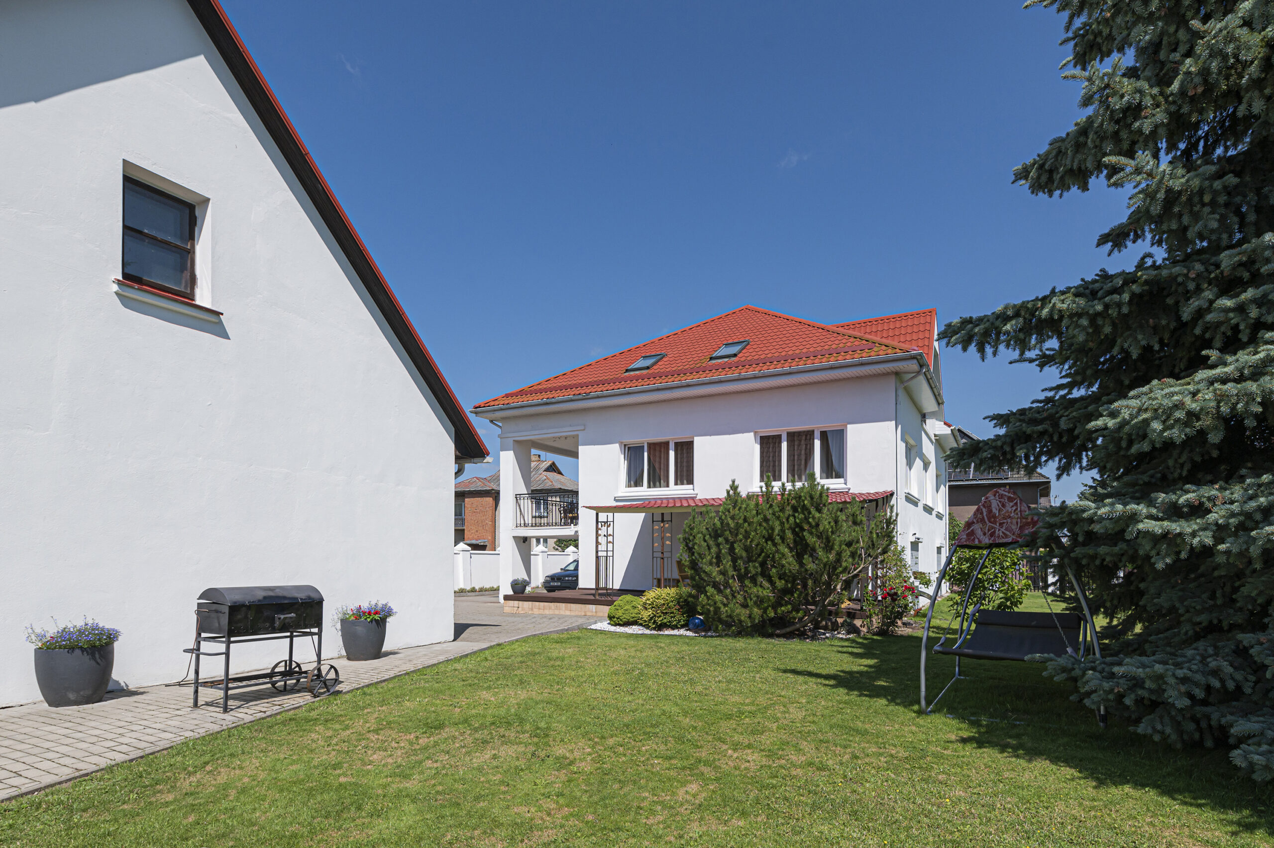 Labai geroje vietoje parduodamas tvarkingas namas su terasa bei dideliu garažu!