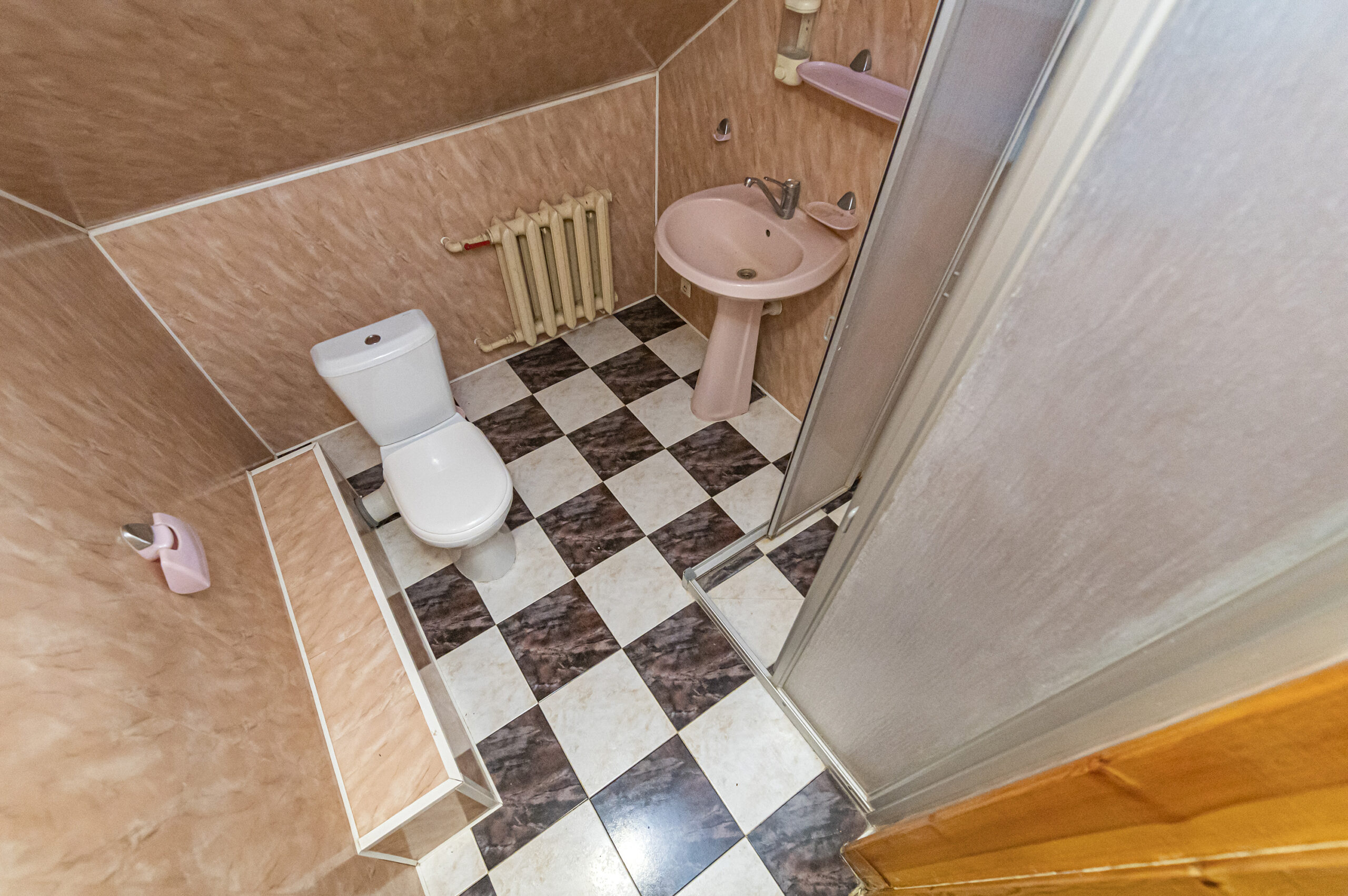 Labai geroje vietoje parduodamas tvarkingas namas su terasa bei dideliu garažu!