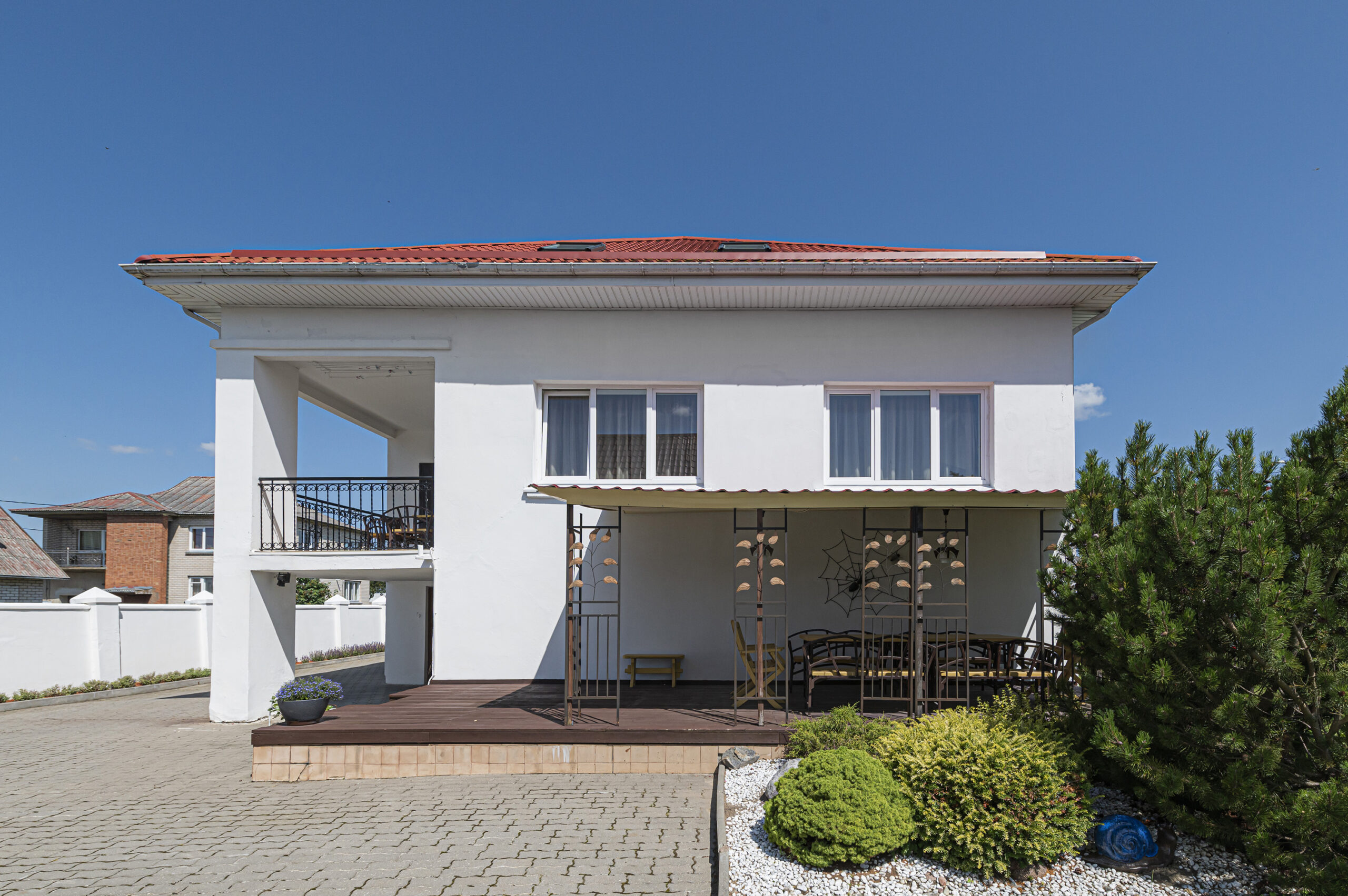 Labai geroje vietoje parduodamas tvarkingas namas su terasa bei dideliu garažu!